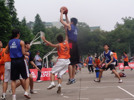 是在防守反